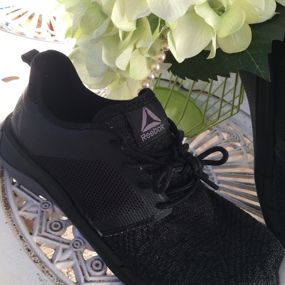 Black Reebok Boys 4 & 5&1/2! - Picture 2 of 8